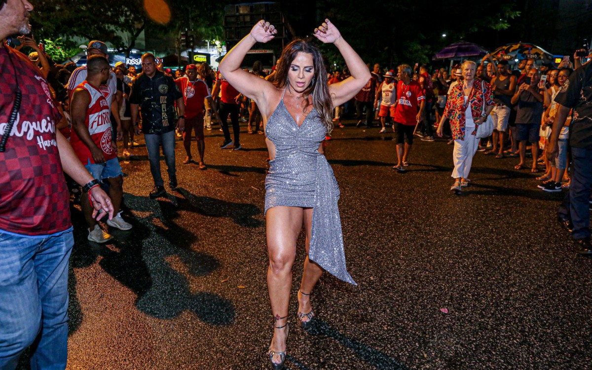 Viviane Ara&uacute;jo arrasa em ensaio de rua do Salgueiro