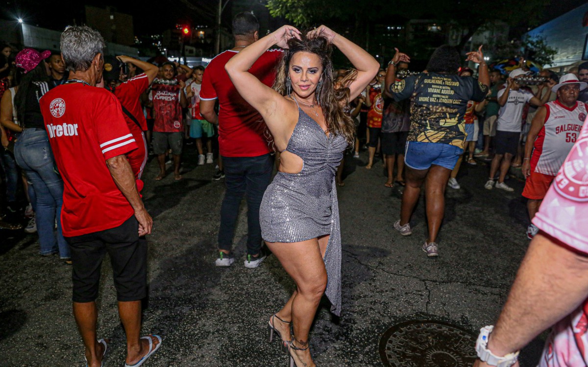 Viviane Ara&uacute;jo arrasa em ensaio de rua do Salgueiro