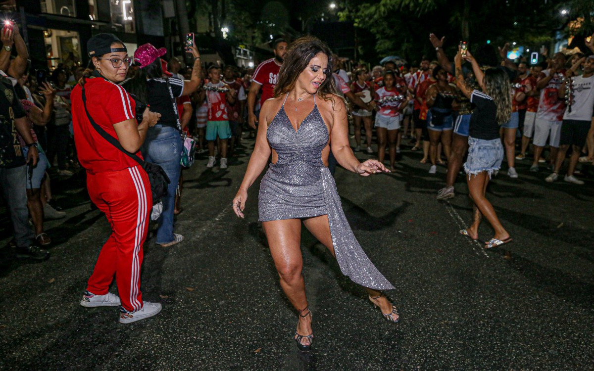 Viviane Ara Jo Samba Muito Em Ensaio De Rua Do Salgueiro O Dia Na Folia O Dia