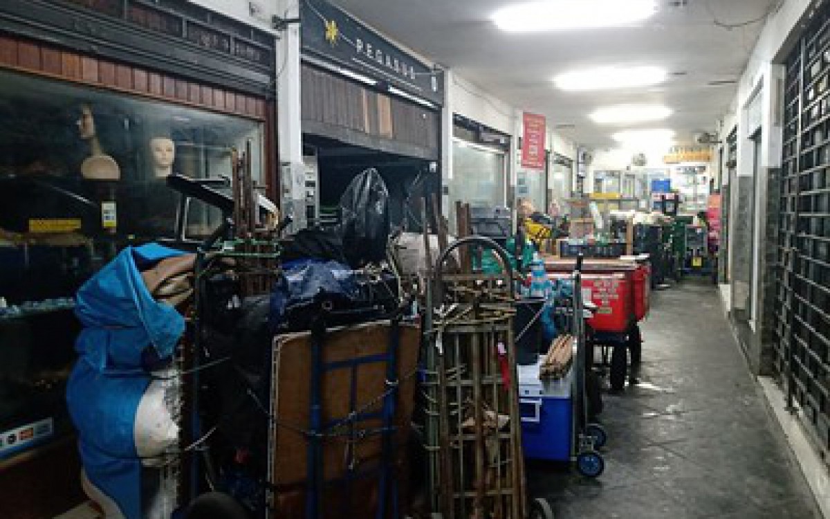 Materiais apreendidos na galeria eram guardados de forma insalubre