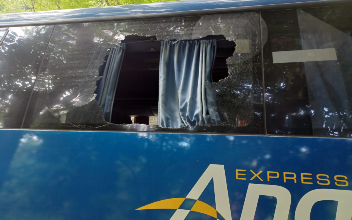 No desespero uma das janelas danificada, mas ningu&eacute;m ficou ferido