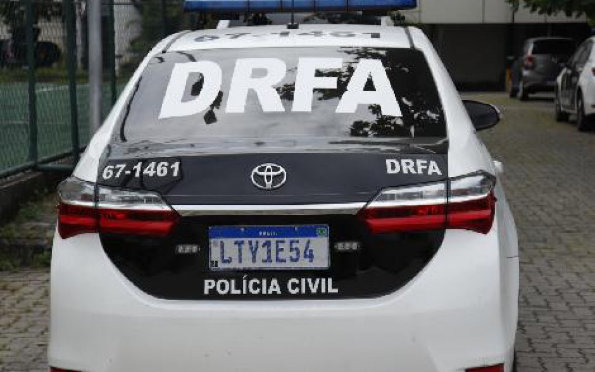 Os homens foram autuados por associa&ccedil;&atilde;o criminosa armada e recepta&ccedil;&atilde;o qualificada de ve&iacute;culos roubado