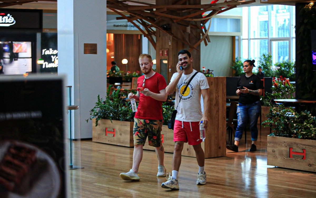 Manoel Vicente e o namorado, Daniel Piza, foram vistos em shoppingo do Rio, nesta sexta-feira