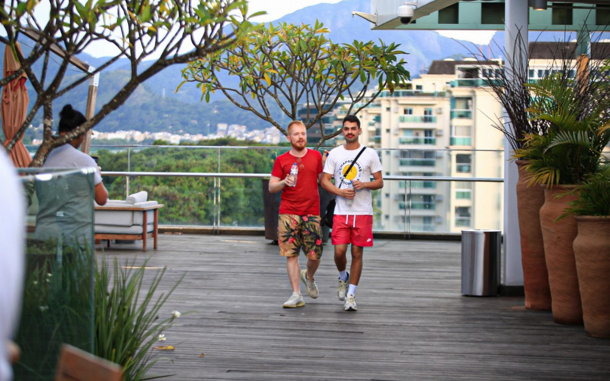 Manoel Vicente e o namorado, Daniel Piza, foram vistos em shoppingo do Rio, nesta sexta-feira