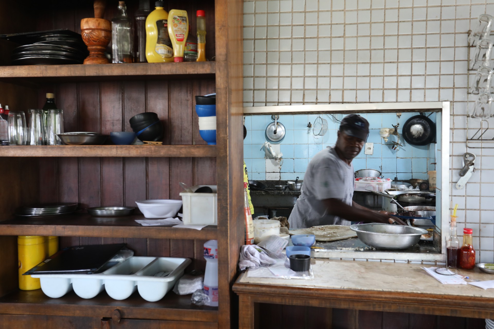 Na pens&atilde;o Santa Luzia, o cozinheiro Arist&oacute;teles veio da Bahia crian&ccedil;a e est&aacute; no local desde a d&eacute;cada de 60. -  Pedro Ivo/ Ag&ecirc;ncia O Dia 