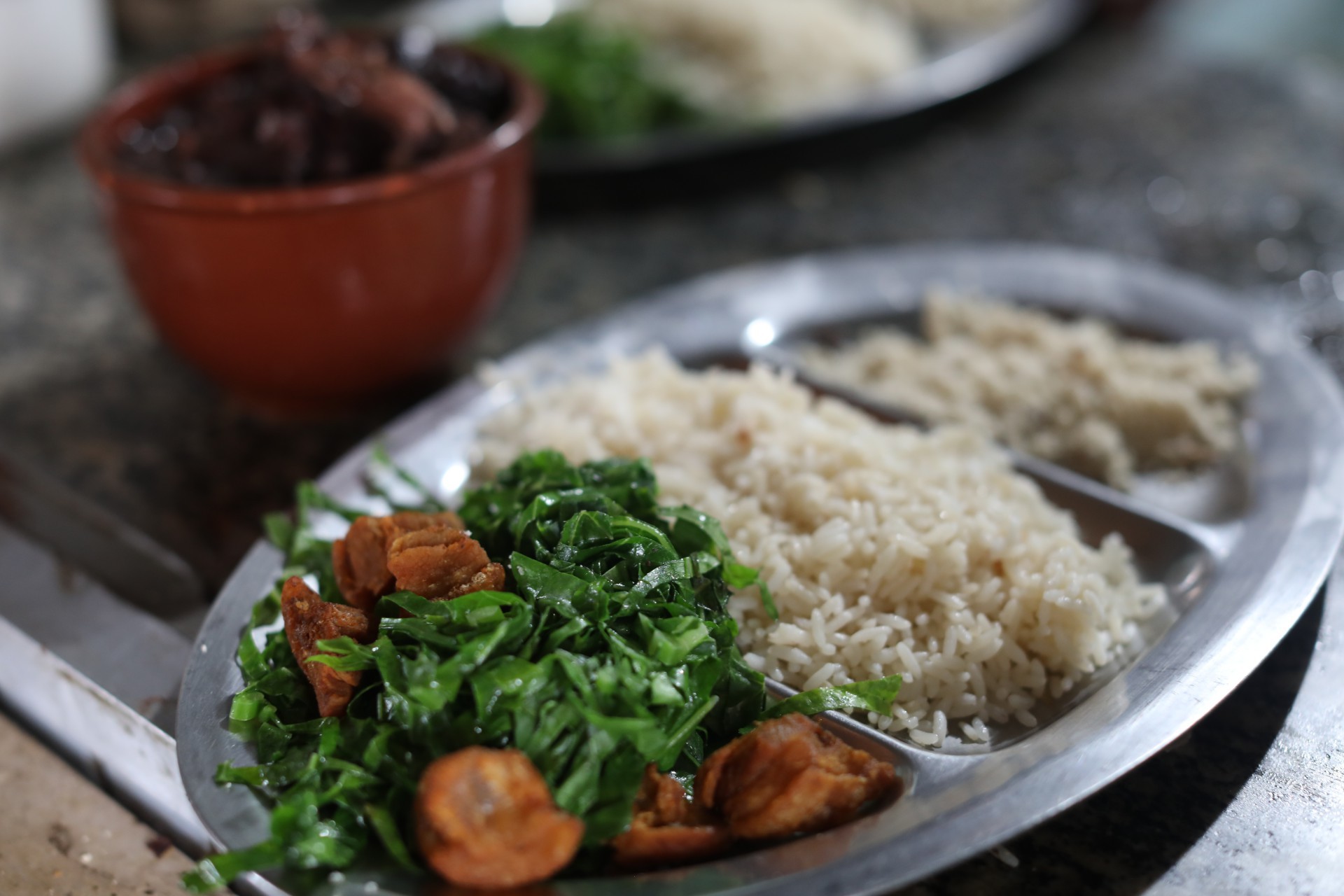Acompanhamento para a feijoada, prato das sextas-feiras na pens&atilde;o Santa Luzia -  Pedro Ivo/ Ag&ecirc;ncia O Dia