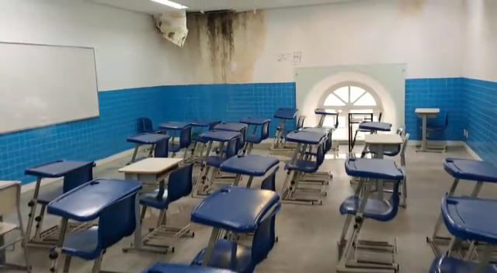 Em salas de aula do Bloco C, o mofo nas paredes é um risco para alunos e funcionários - Reprodução