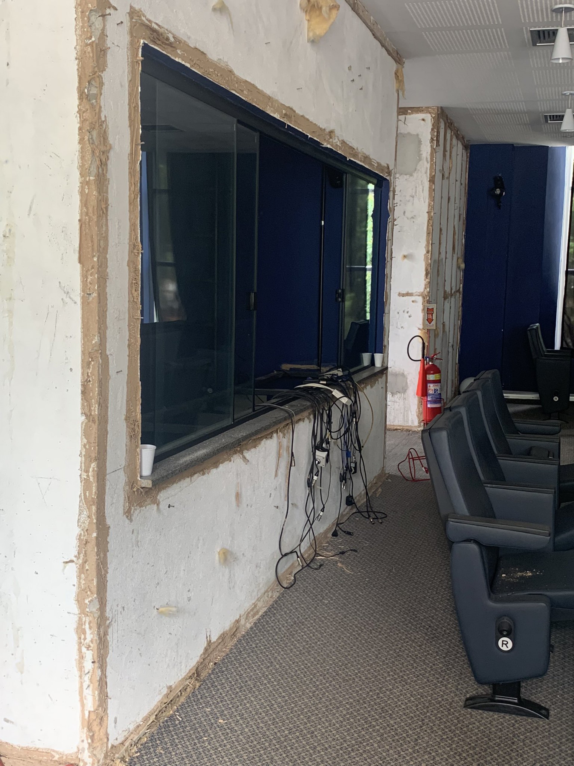 Fiação exposta também preocupa a comunidade escolar pelo risco de choques - Reprodução