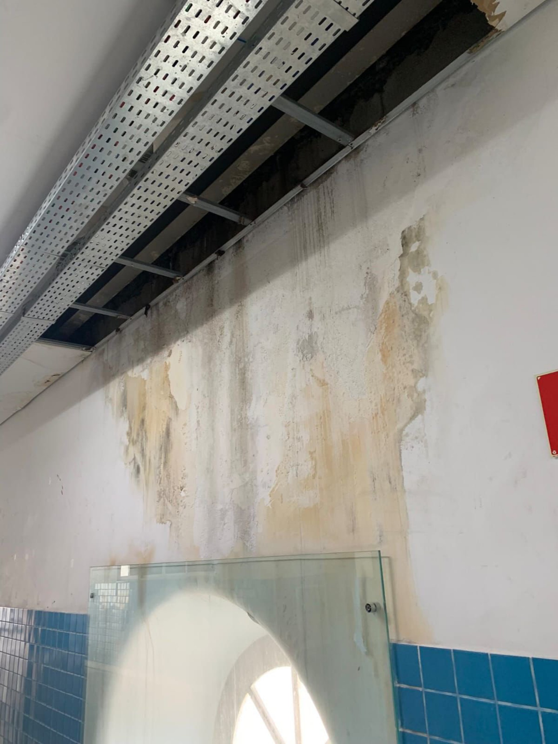 Buraco no teto e infiltração em sala do Bloco C - Reprodução