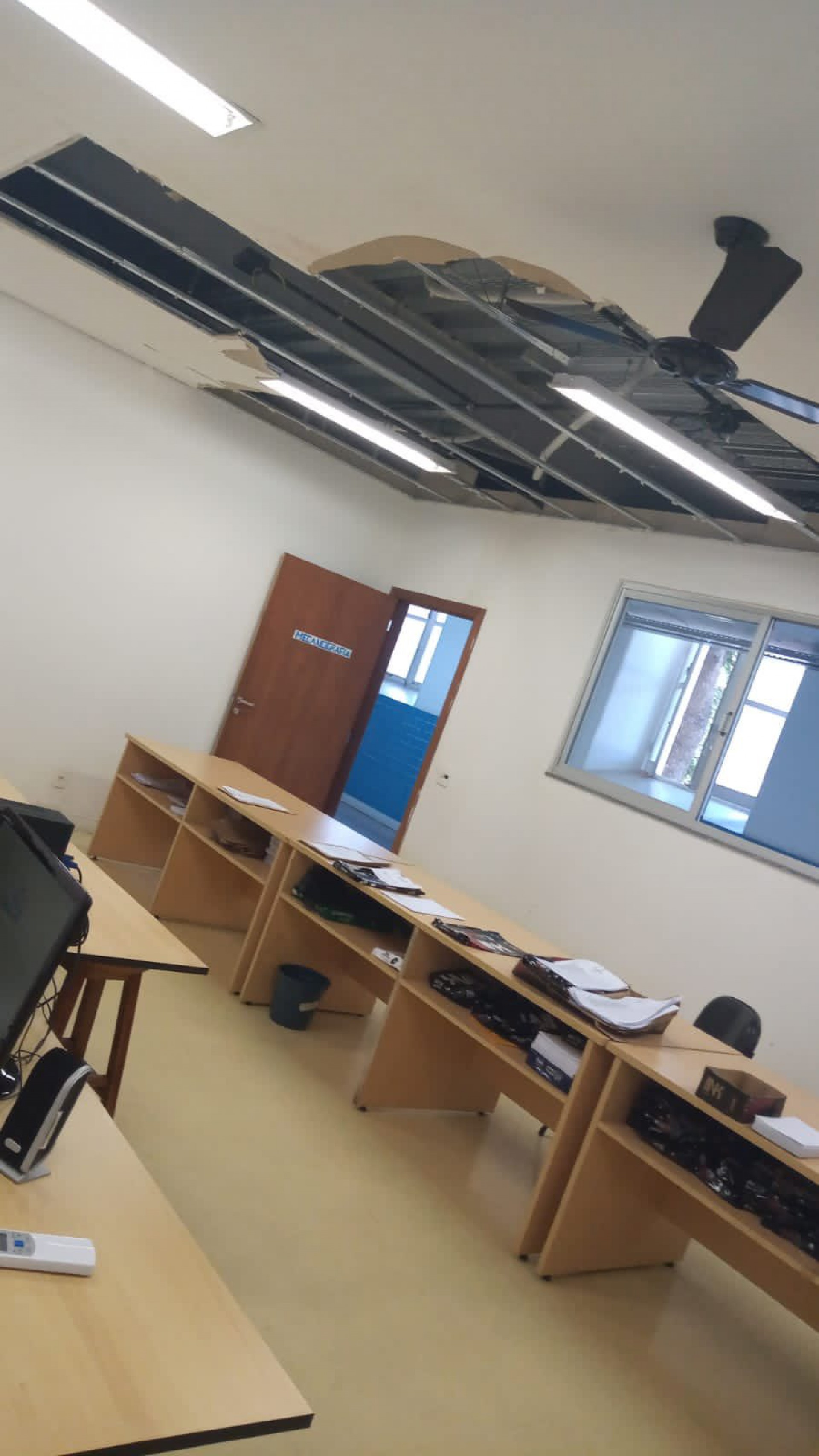 Problema no teto é frequente e afeta grande parte das salas do Bloco C - Reprodução