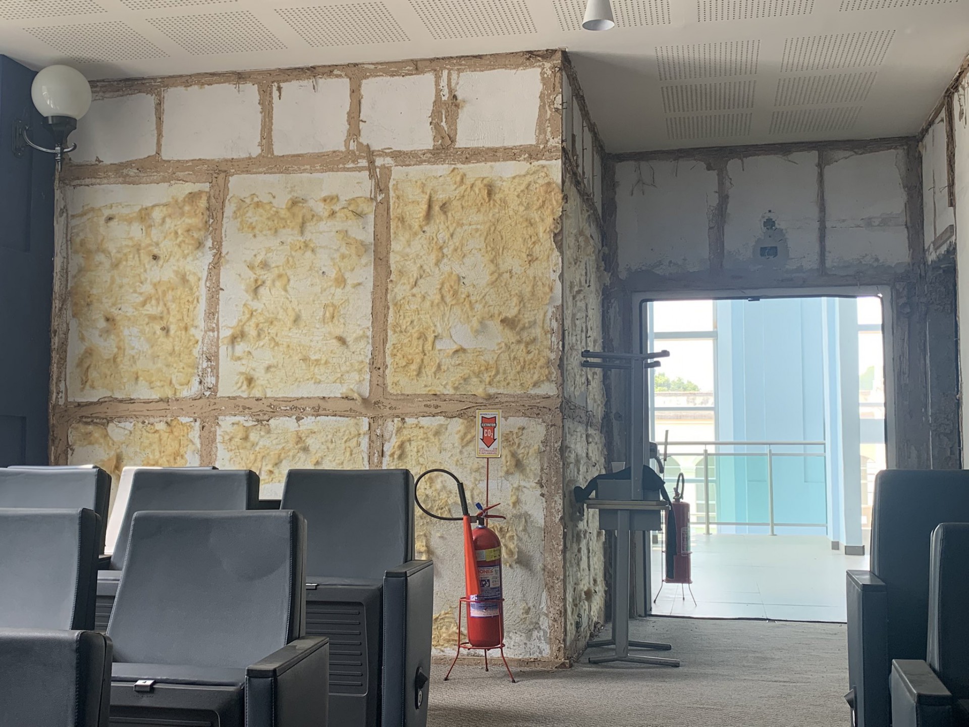 Paredes precisam de reparos no teatro - Reprodução