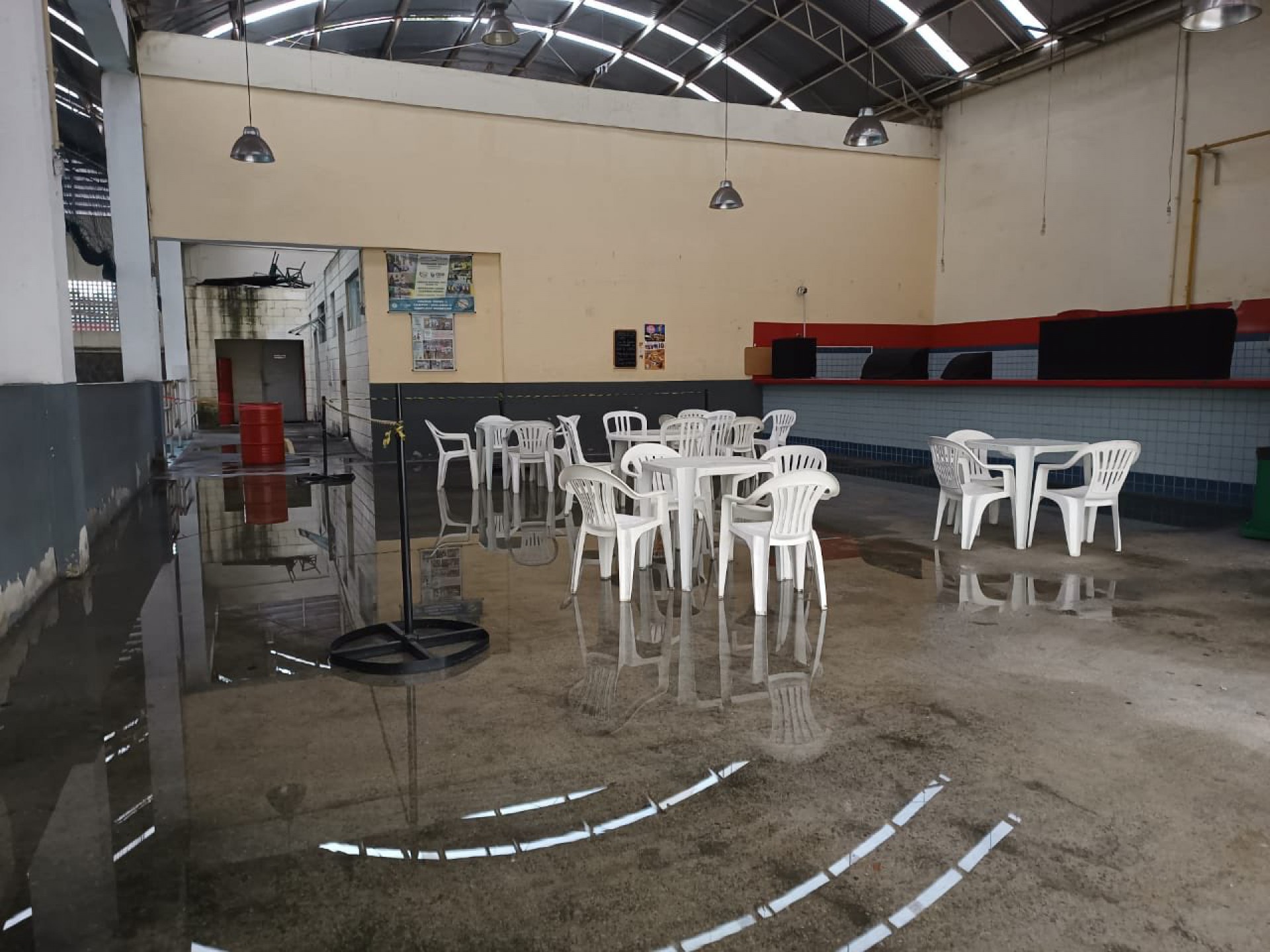 Após chuvas, área que abriga a cantina e uma das quadras costuma ficar alagada - Reprodução