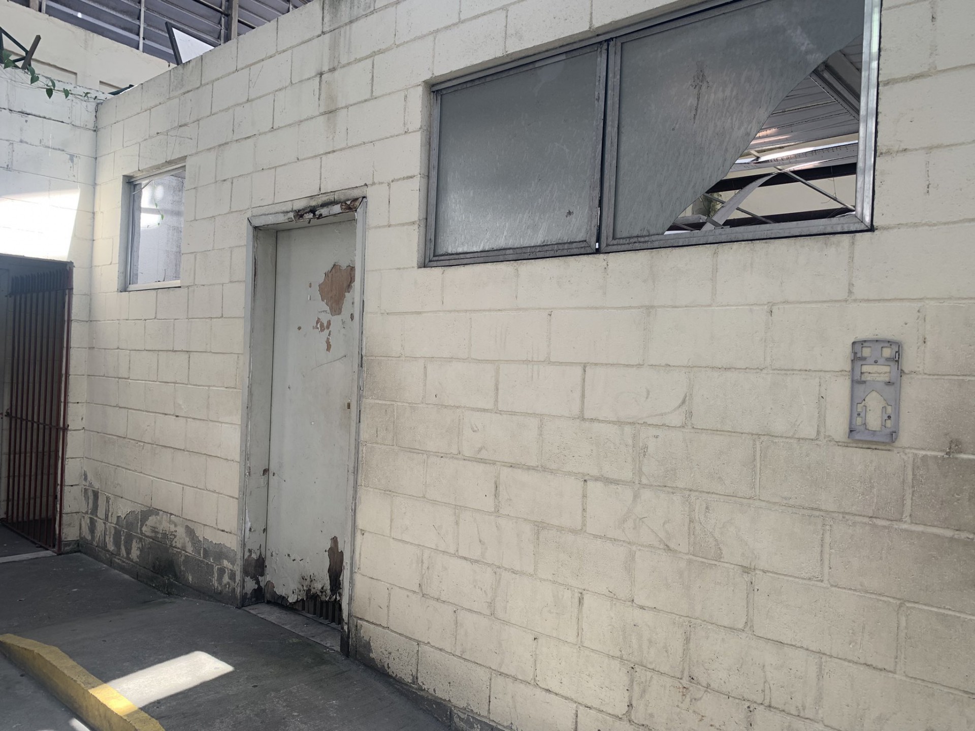 Janelas e portas quebradas tem sido uma das reclamações da comunidade escolar - Reprodução