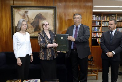 Dino entrega ao STF réplica da Constituição furtada em atos terroristas