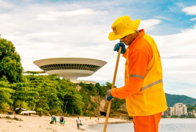 Clin tem uniformes com proteção a radiação ultravioleta para os garis