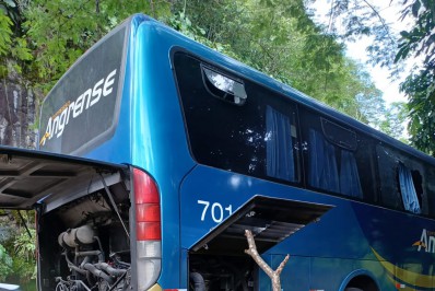 Ônibus fretado da BrasFels pega fogo na Rio-Santos