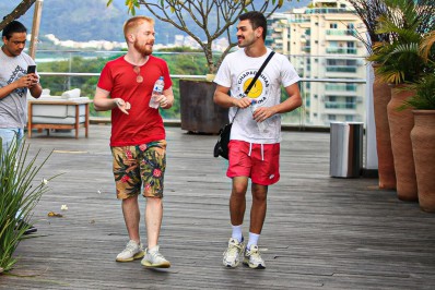 Eliminado da 'Casa de Vidro', Manoel Vicente passeia com o namorado em shopping do Rio