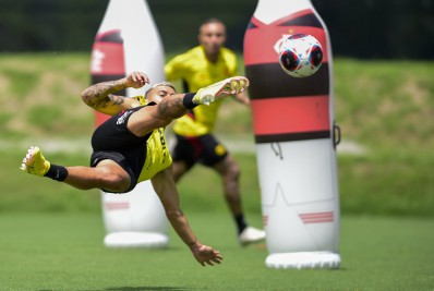 Arrascaeta faz golaço de voleio durante treino do Flamengo; veja o lance