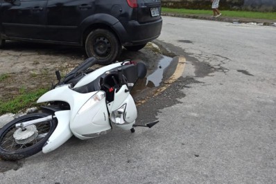 Colisão entre carro e moto na Japuíba