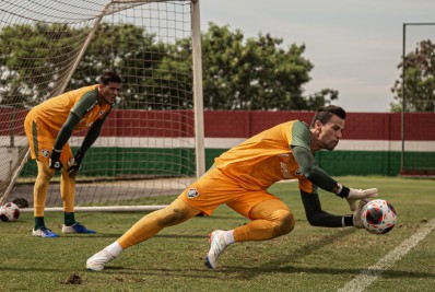 Em segundo ano de Fluminense, Fábio ganha camisa 1: 'É mais um peso'