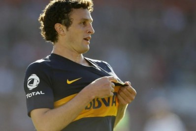 Vídeo: ex-jogador do Boca Juniors agride torcedor do River Plate na Argentina