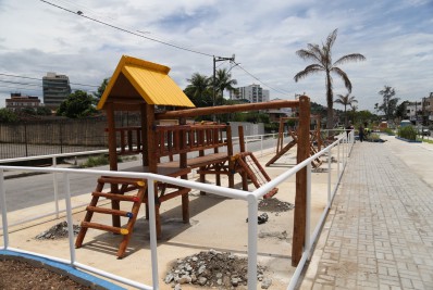 Brinquedos são instalados na Praça Chico Mendes