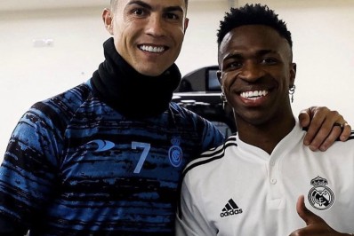 Real Madrid tem visita de Cristiano Ronaldo, que tira foto com Vini Jr.