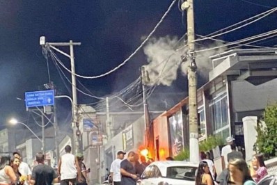 Curto-circuito causa incêndio na frente de restaurante em São Pedro da Aldeia