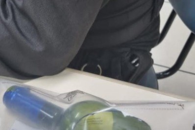 Homem é preso após cometer roubos portando uma garrafa de vidro quebrada em Cabo Frio