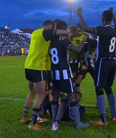Jogadores do Botafogo comemoram o segundo gol marcado na vitória sobre o Lemense