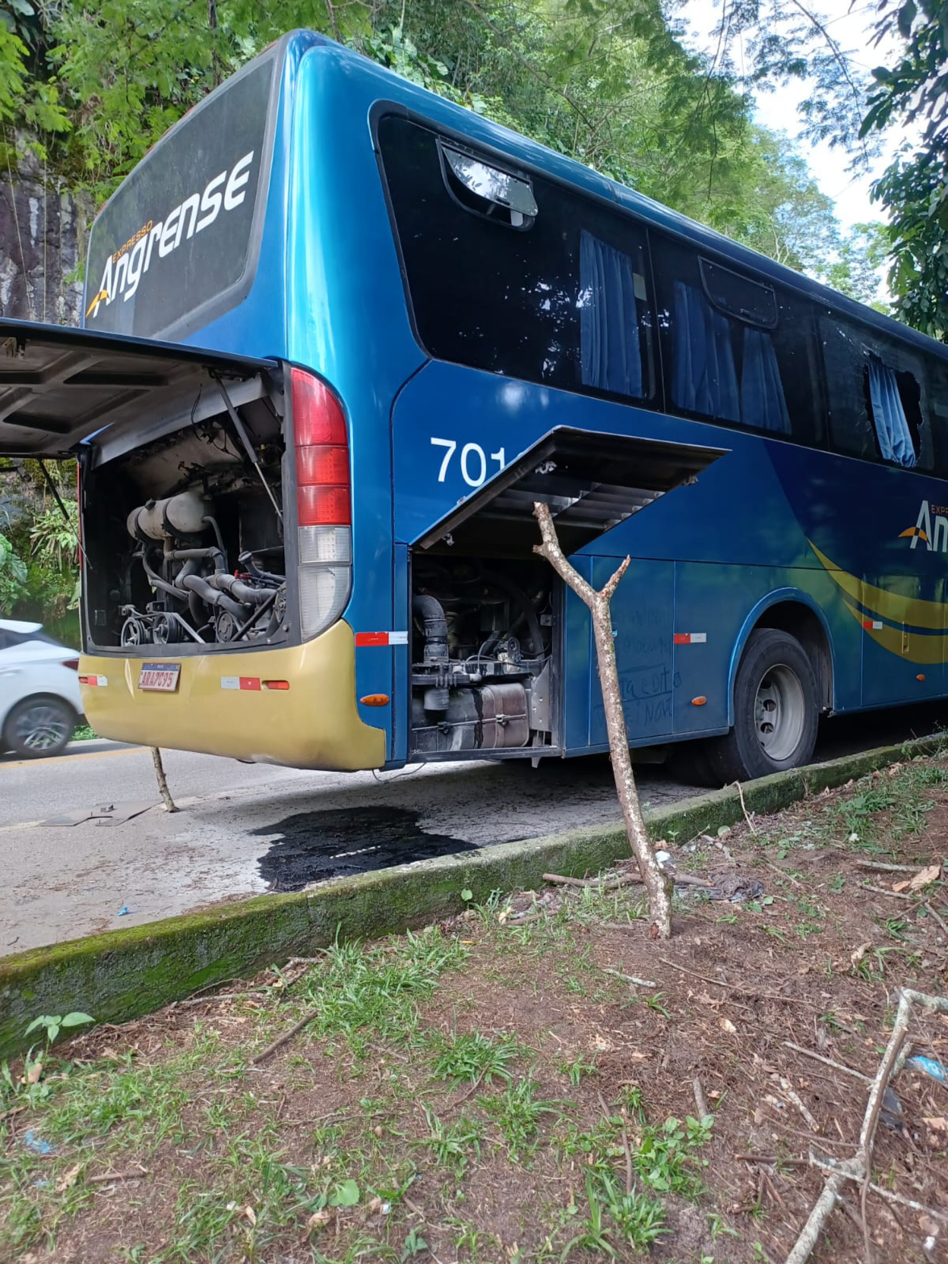 &ocirc;nibus que transporta trabalhadores do estaleiro Brasfells pega fogo na Rio-Santos/ sentido Rio