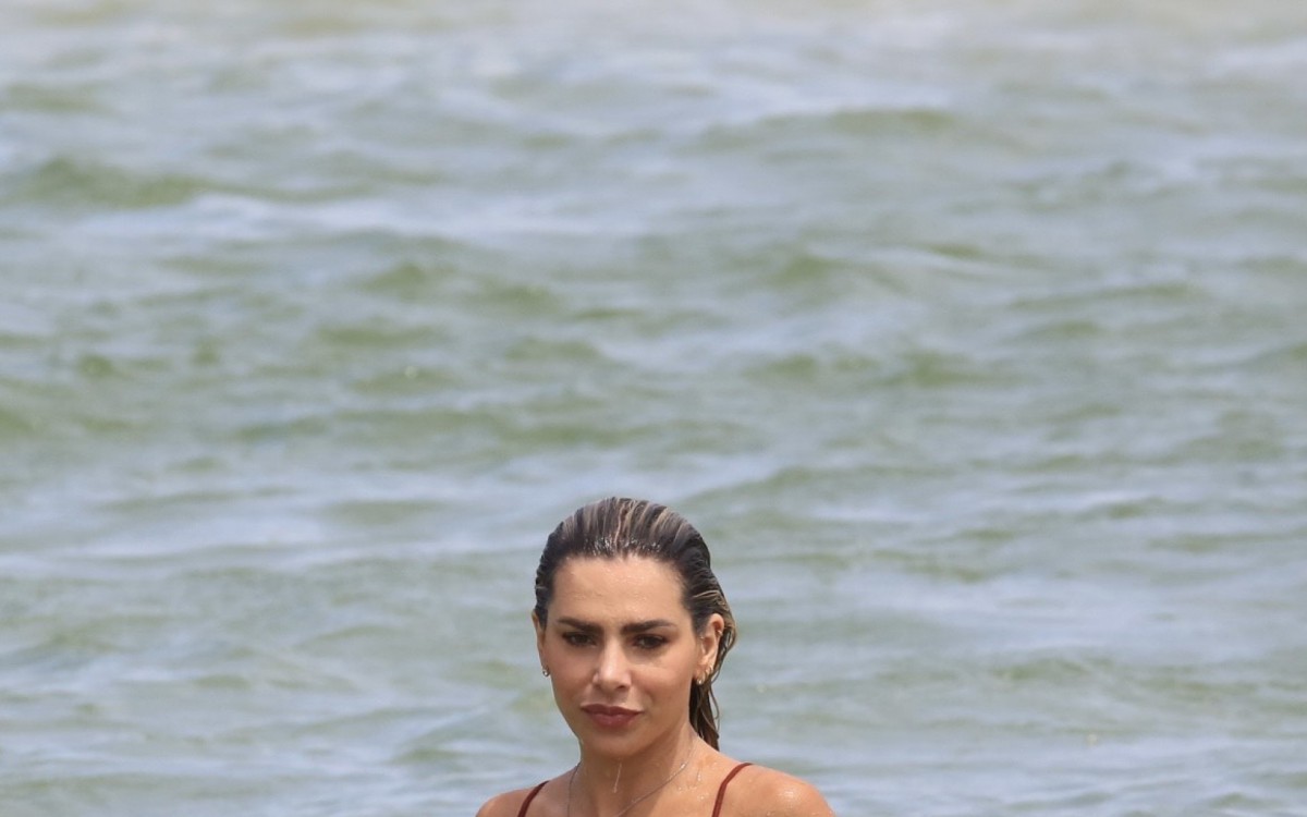 Erika Schneider tomou banho de mar na praia da Barra, neste s&aacute;bado