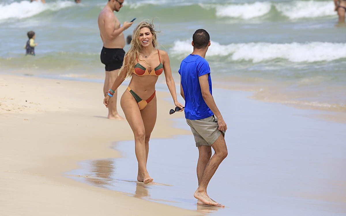 Erika Schneider foi fotografada na praia da Barra da Tijuca