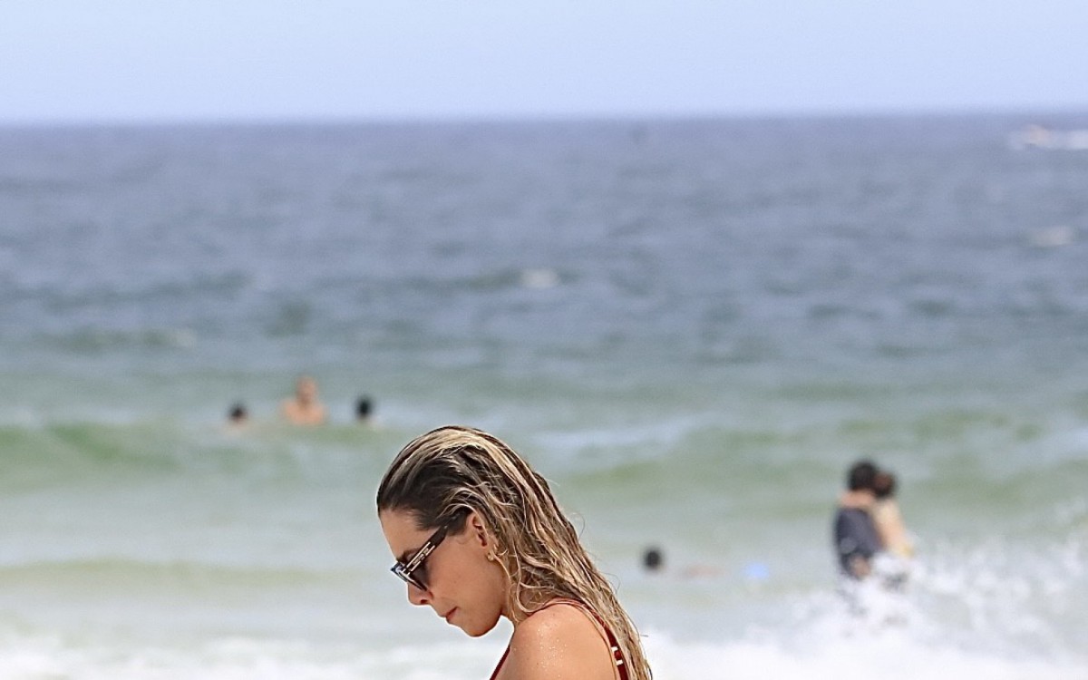 Erika Schneider impressionou ao exibir corp&atilde;o na praia da Barra da Tijuca