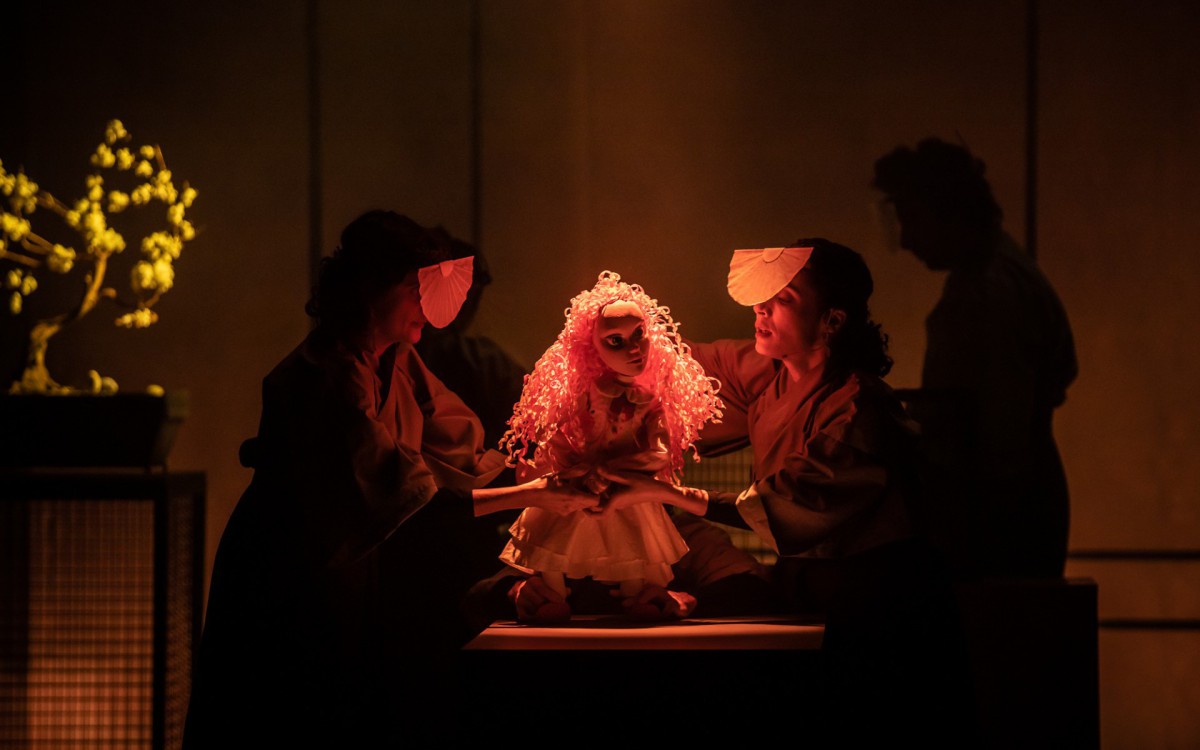 Quem disse que peça para crianças tem que ser visualmente simples? A estética oriental de 'Pluft' está em todos os detalhes, capricho merecido à grande autora infantil