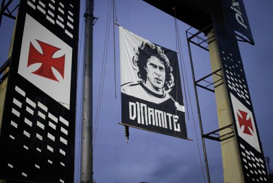 Roberto Dinamite é homenageado aos 10 minutos em estreia do Vasco no Carioca