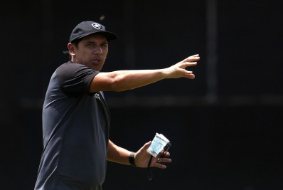 Primeiro jogo será com time B