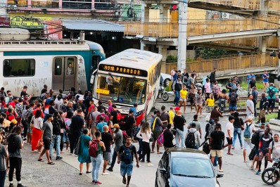 Colisão entre ônibus e trem da SuperVia deixa 12 feridos em Nova Iguaçu