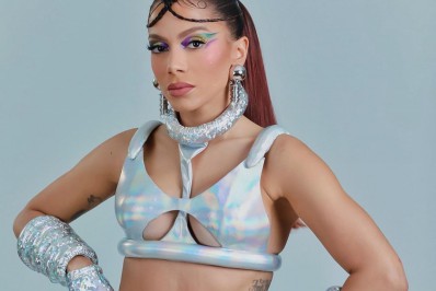 Anitta faz show pré-Carnaval com look inspirado na astronauta Valentina Tereshkiva
