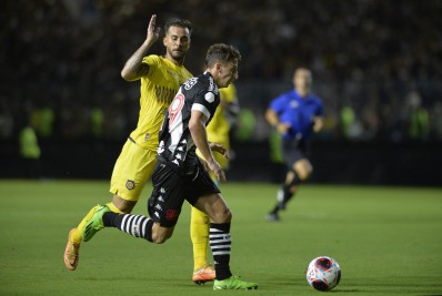 Vasco empata sem gols com o Madureira em dia de homenagens a Dinamite