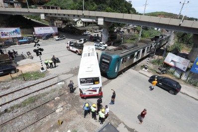 Colisão entre ônibus e trem da SuperVia deixa 12 feridos em Nova Iguaçu