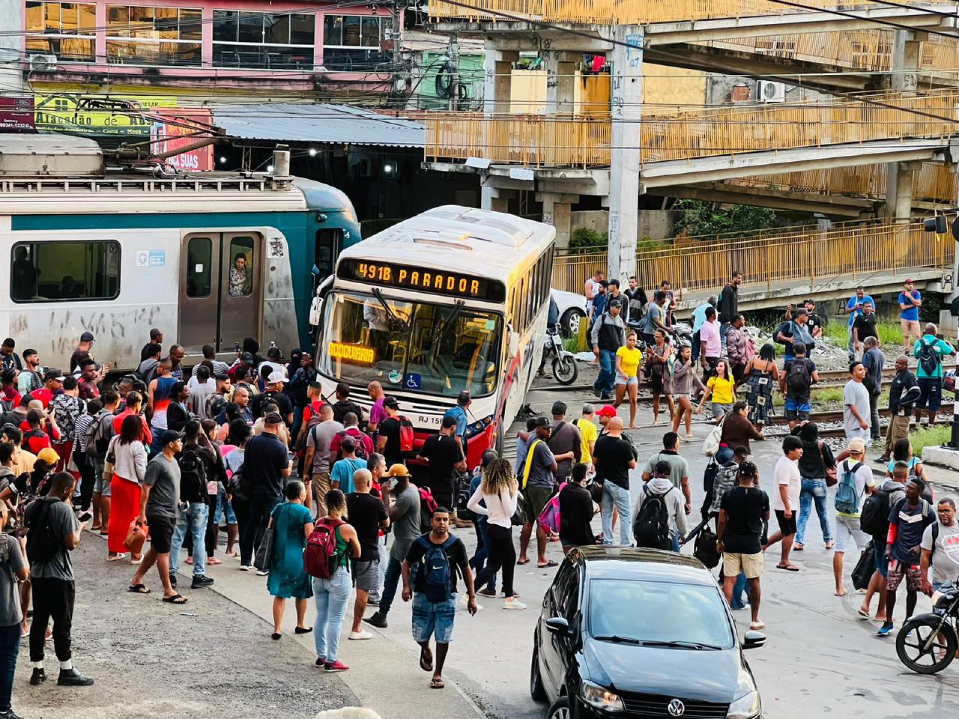 &Ocirc;nibus atravessava passagem de n&iacute;vel quando foi atingido por trem no bairro de Austin, em Nova Igua&ccedil;u - Reprodu&ccedil;&atilde;o/Redes Sociais