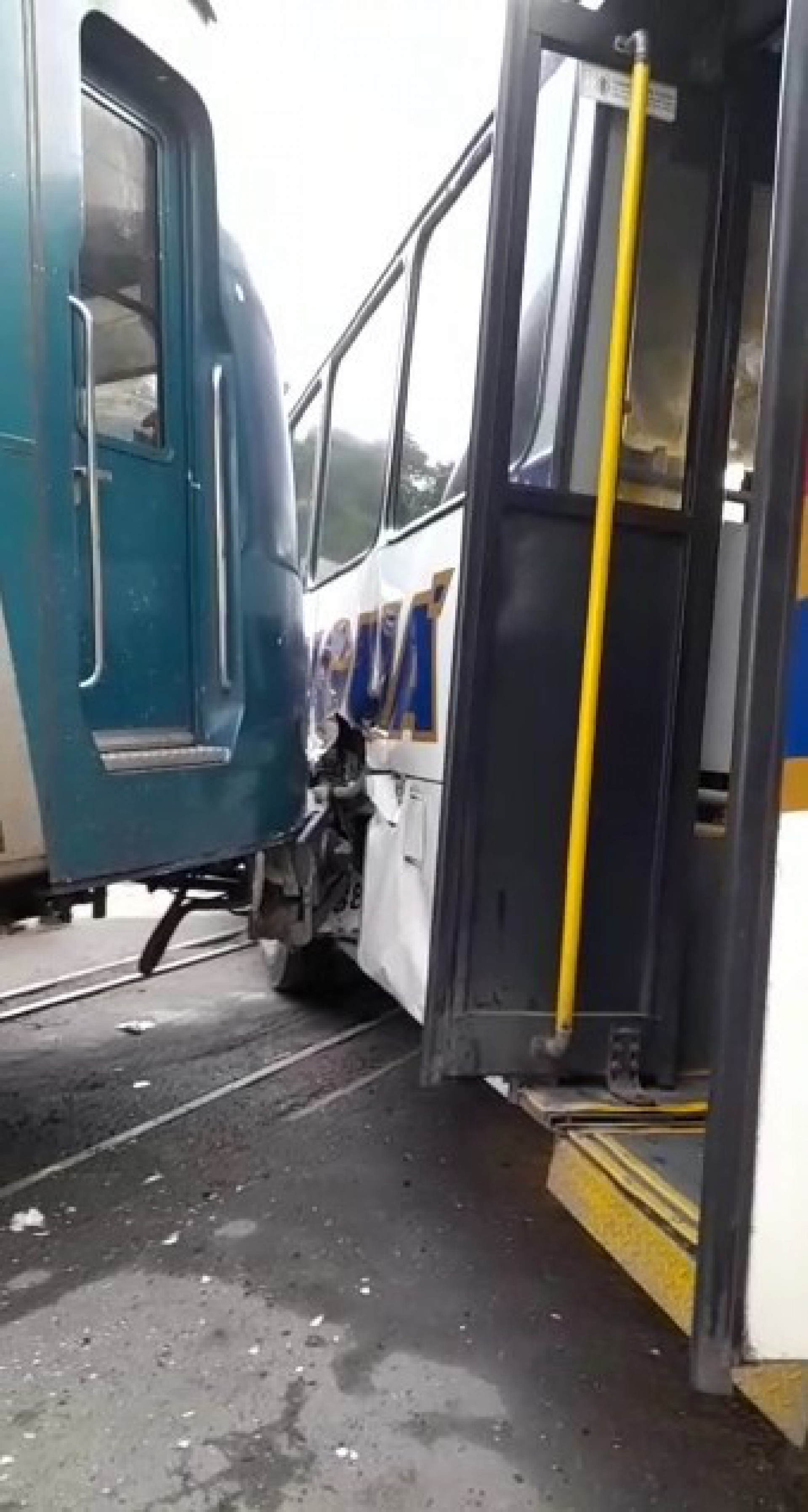 Trem atingiu ônibus na passagem de nível de Austin, em Nova Iguaçu, na Baixada Fluminense - Reprodução de vídeo