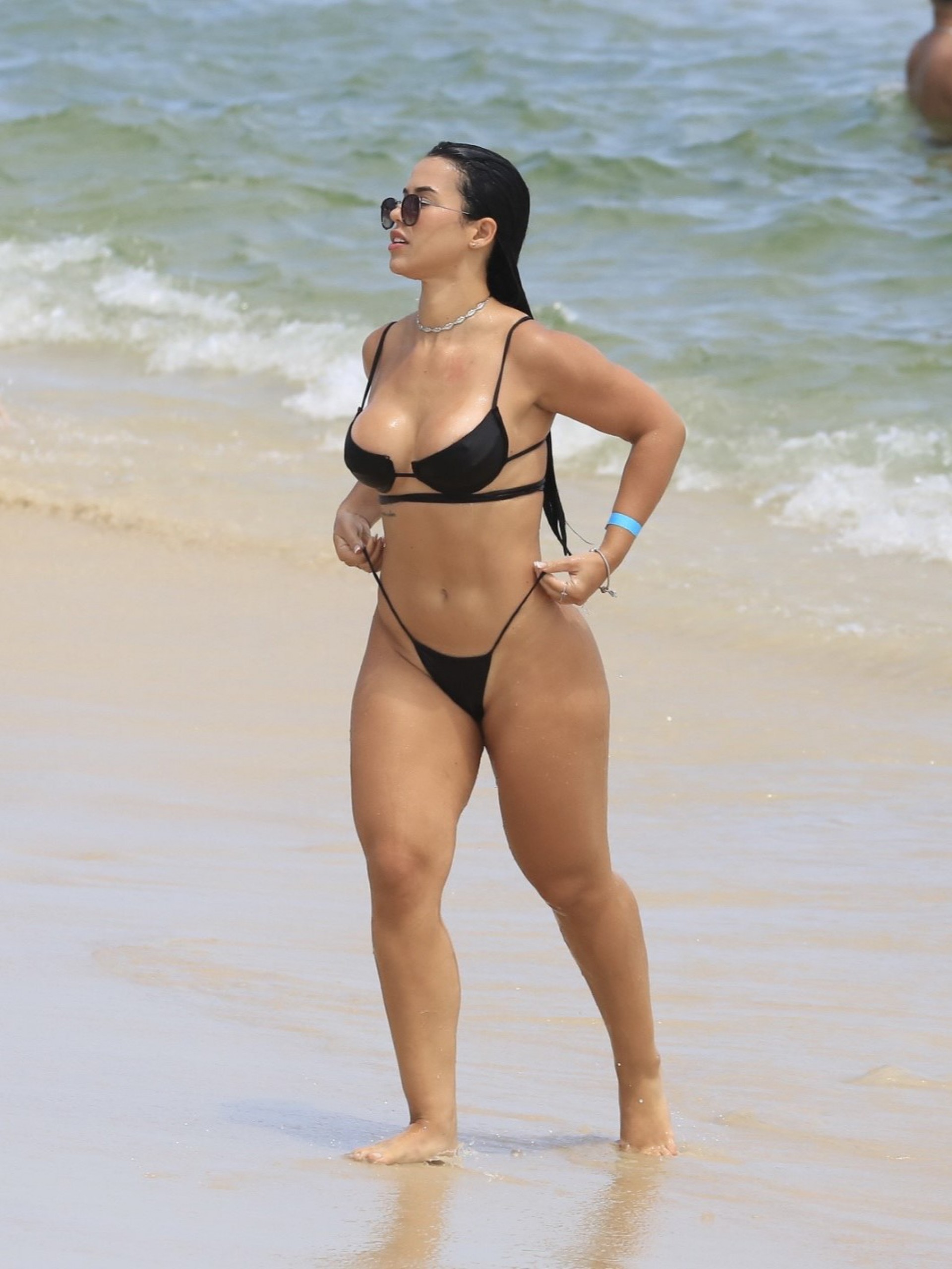 Larissa Tomásia foi vista, neste sábado, na praia da Barra da Tijuca, na Zona Oeste do Rio. - Fabrício Pioyani / Ag. News