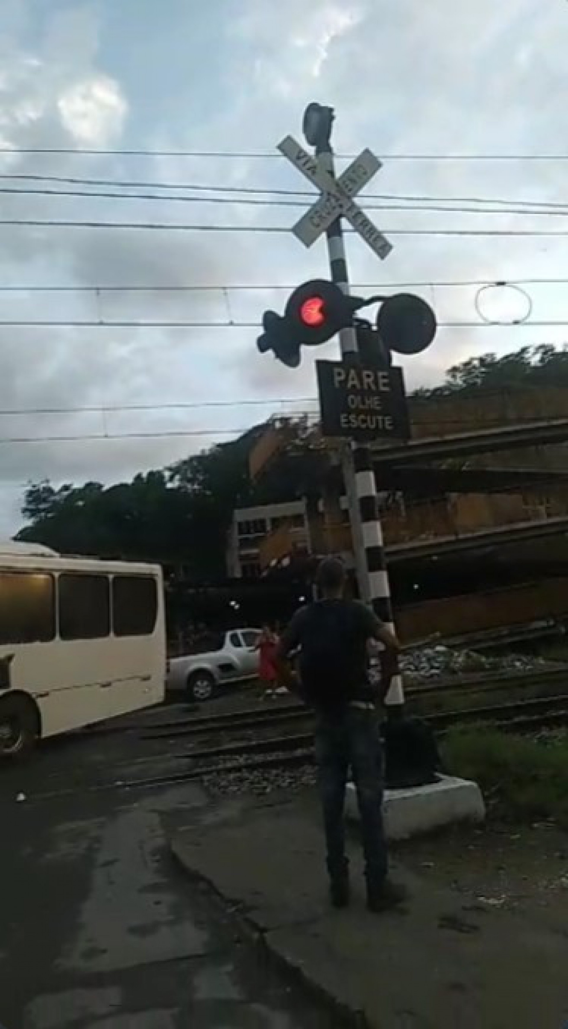Sinal sonoro que alerta motoristas sobre passagem de trem só teria tocado após acidente - Reprodução de vídeo