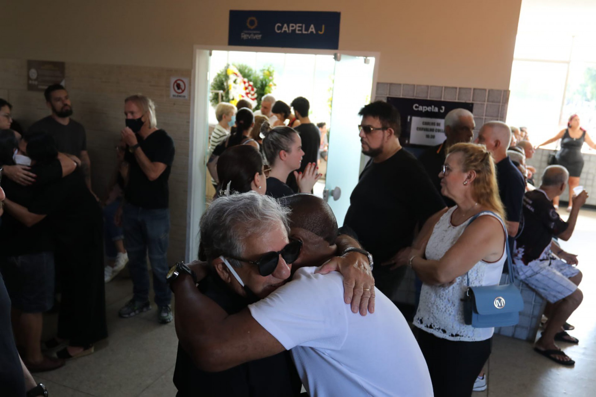 Vel&oacute;rio do compositor e produtor Carlos Colla, no cemit&eacute;rio S&atilde;o Francisco Xavier, no Caju - Pedro Ivo / Ag&ecirc;ncia O Dia