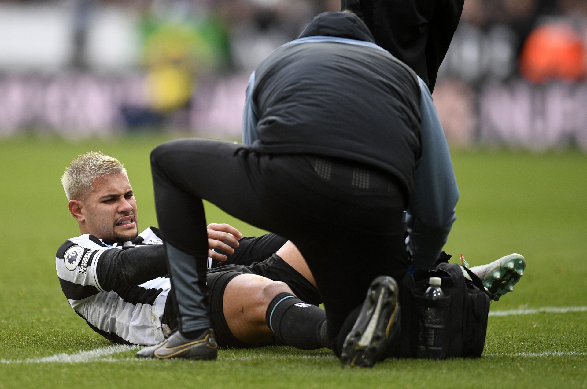 Neymar torce o tornozelo, sai chorando e recebe apoio após ser