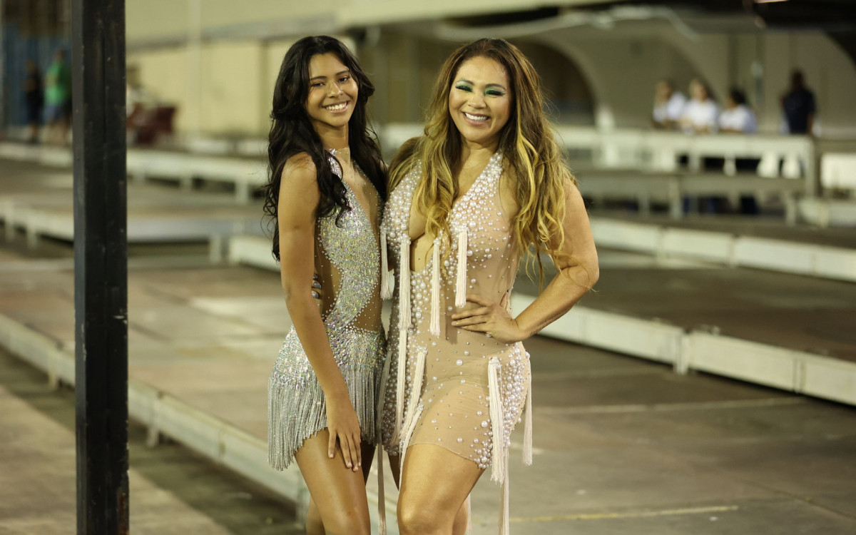 Darlin Ferratry e a filha, Wenny Isa, conferiram a primeira noite de ensaios t&eacute;cnicos na Sapuca&iacute;