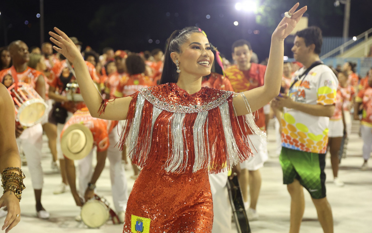 Thaynara OG desfilou com a Est&aacute;cio de S&aacute; na primeira noite de ensaios t&eacute;cnicos na Sapuca&iacute;