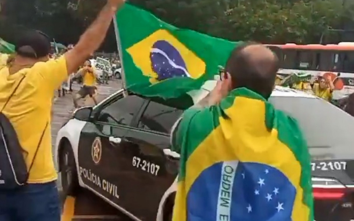 Passagem de viatura com bandeira foi comemorada por bolsonaristas durante ato antidemocrático no Centro
